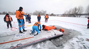 На Петровском пруду спасали условных пострадавшего из проруби
